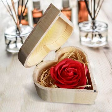 Raud rose i hjerteforma treske 12,5x7x13 cm