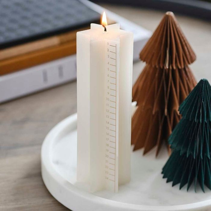 Stjerneforma julekalenderlys kvitt 18x6 cm