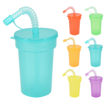 Flerfarget plastkopper m. lokk og sugerør 6x - 380 ml