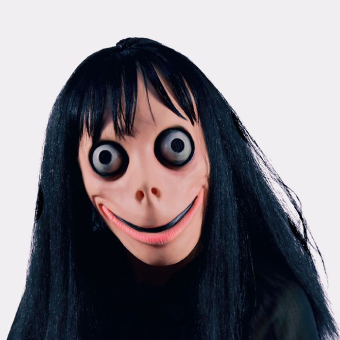 Skremmande halloween maske med store auge og svart hår