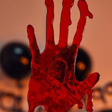 Halloween vindusdekor med blodige hender